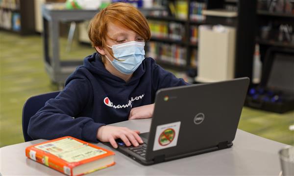 Students use virtual reality headsets